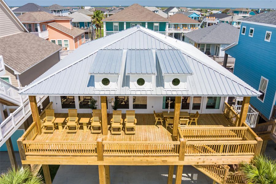 Exterior details and patio area of a home in , Bolivar Peninsula (Image 2).