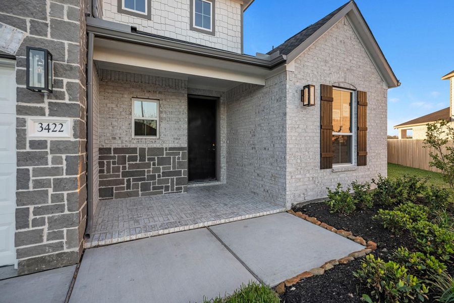 Exterior details and patio area of a home in Briarwood Crossing, Rosenberg (Image 27).