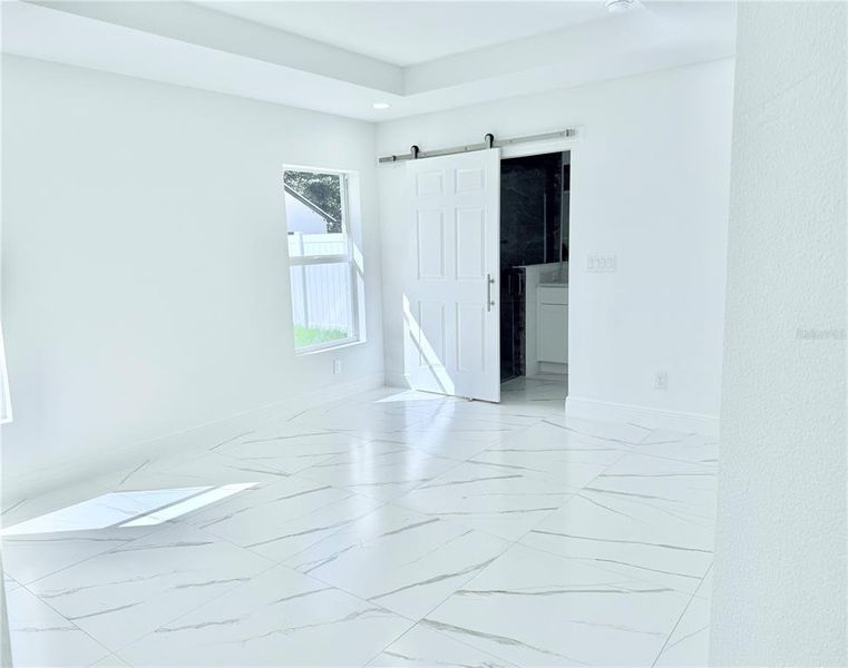Spacious, unfurnished interior of a new home in , Tampa (Image 12).