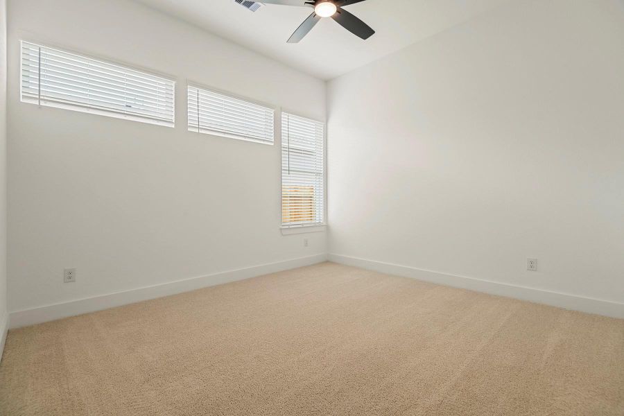 Spacious, unfurnished interior of a new home in Hallimore Ranch, Rosenberg (Image 16).