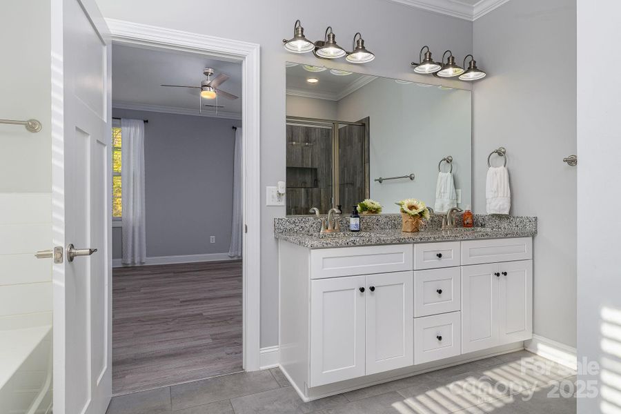Ensuite bath in the primary bedroom!