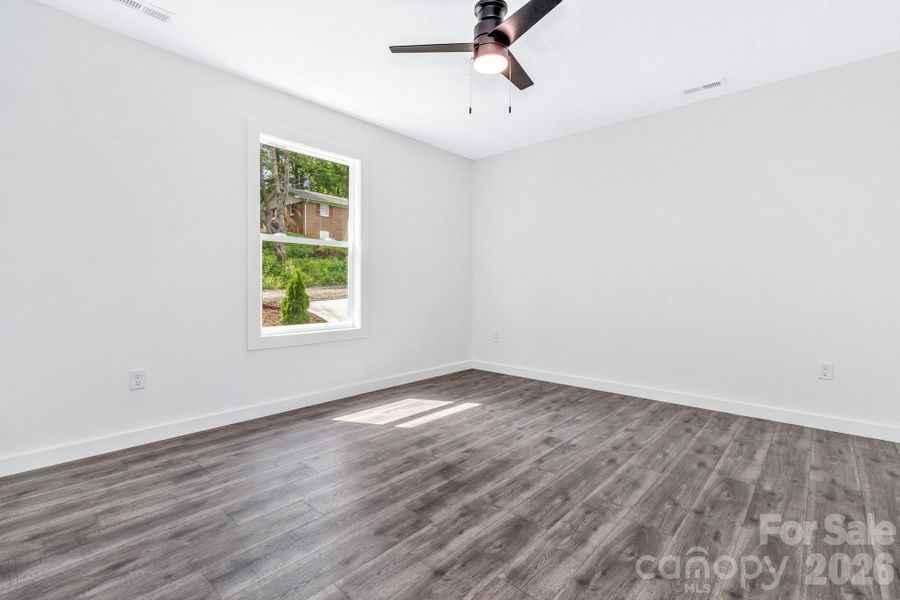 Spacious, unfurnished interior of a new home in , Marion (Image 30).