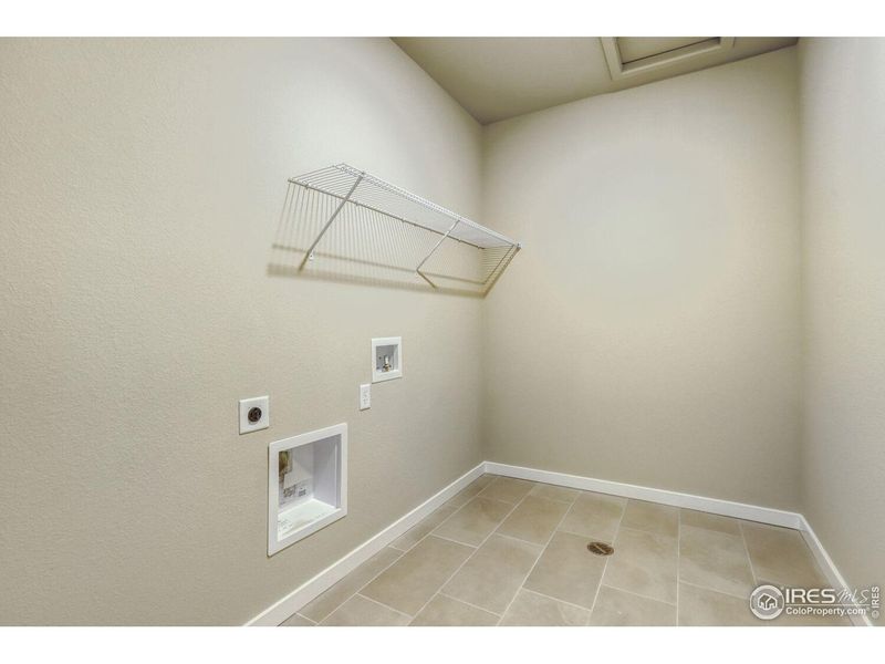 Spacious, unfurnished interior of a new home in Farmstead, Berthoud (Image 33).