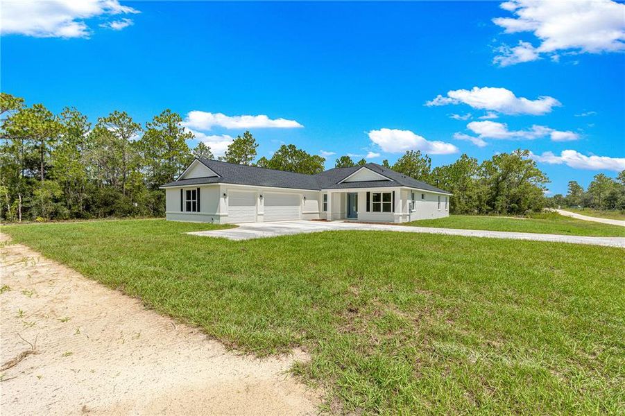 Exterior details and patio area of a home in , Dunnellon (Image 31).