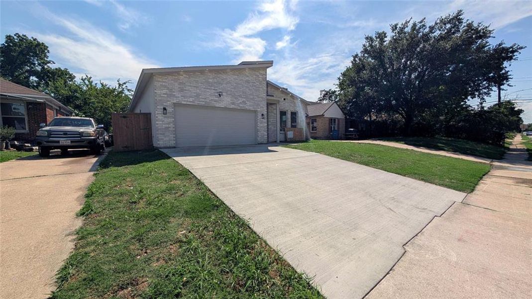Front exterior of a new home in , Dallas, TX, highlighting curb appeal (Image 19). Front exterior of a new home in , Dallas, TX, highlighting curb appeal (Image 19).