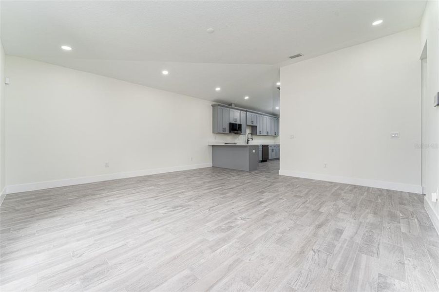 Spacious, unfurnished interior of a new home in , Tampa (Image 26).