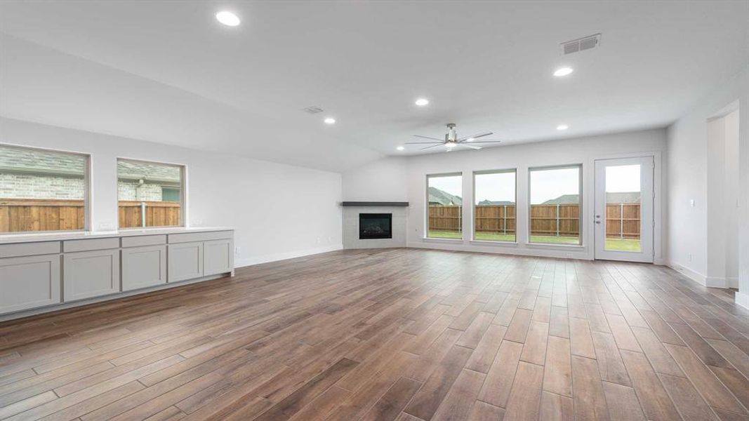 Spacious, unfurnished interior of a new home in Myrtle Creek 60', Waxahachie (Image 16). Spacious, unfurnished interior of a new home in Myrtle Creek 60', Waxahachie (Image 16).
