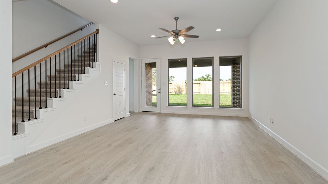 Spacious, unfurnished interior of a new home in Lakes of Cane Island, Katy (Image 9).