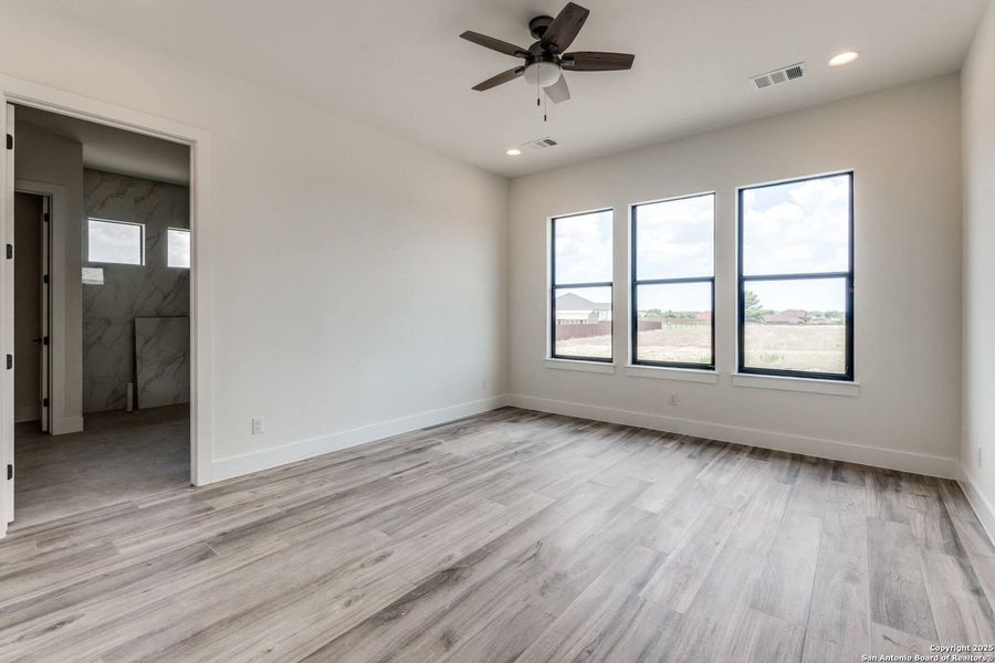 Spacious, unfurnished interior of a new home in , Floresville (Image 5).