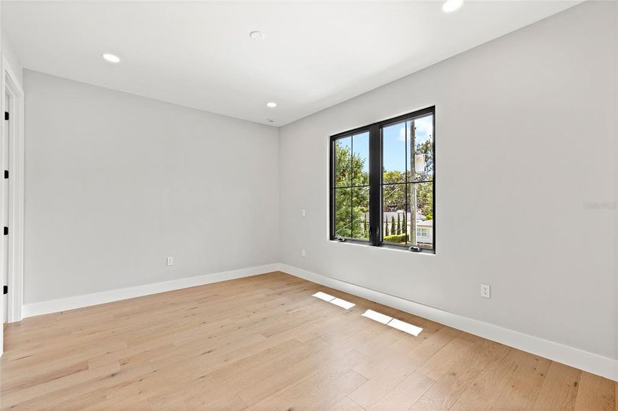 Spacious, unfurnished interior of a new home in , Orlando (Image 32).