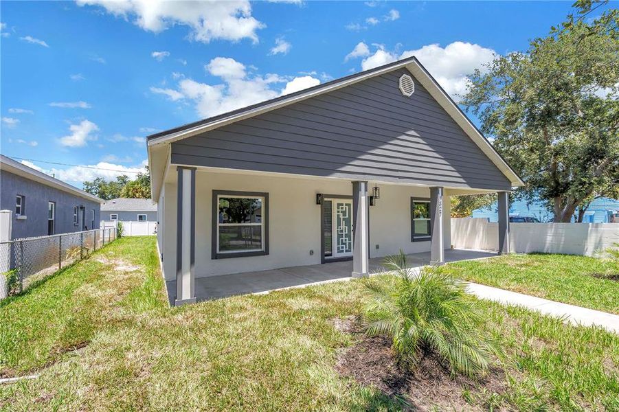 Exterior details and patio area of a home in , St. Petersburg (Image 4).