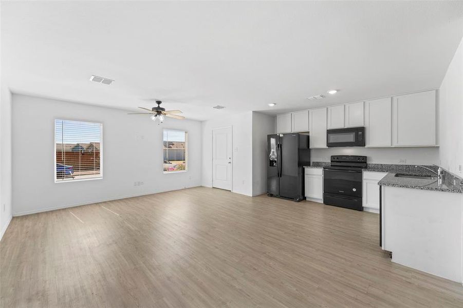 Spacious, unfurnished interior of a new home in Tillage Farms, Princeton (Image 16).