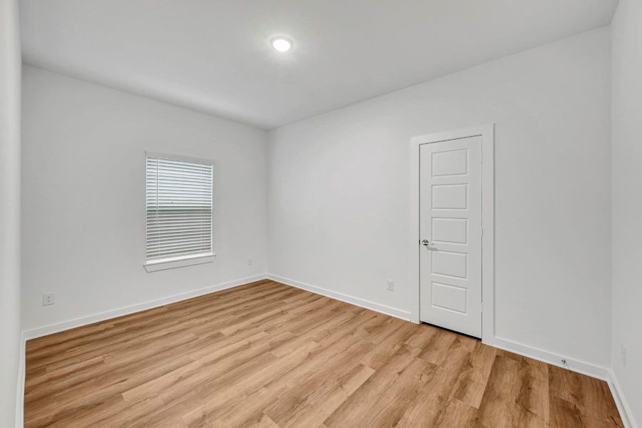 Spacious, unfurnished interior of a new home in Ambrose, La Marque (Image 30).
