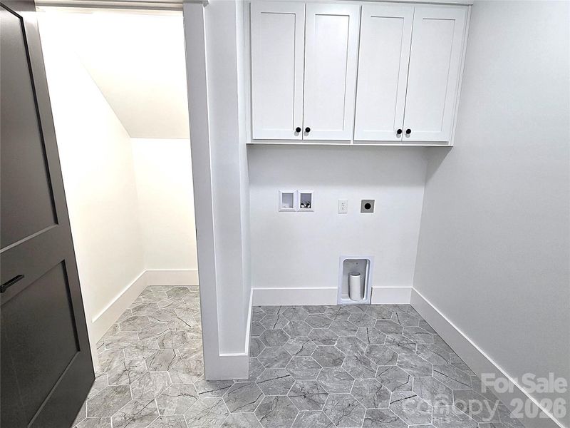 Spacious, unfurnished interior of a new home in , Hickory (Image 36).