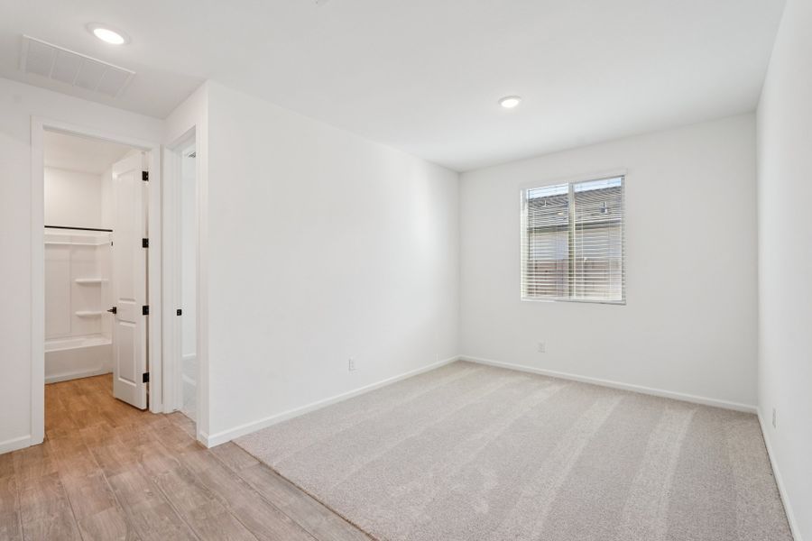 Den. Finishes and options may vary. Den. Finishes and options may vary.