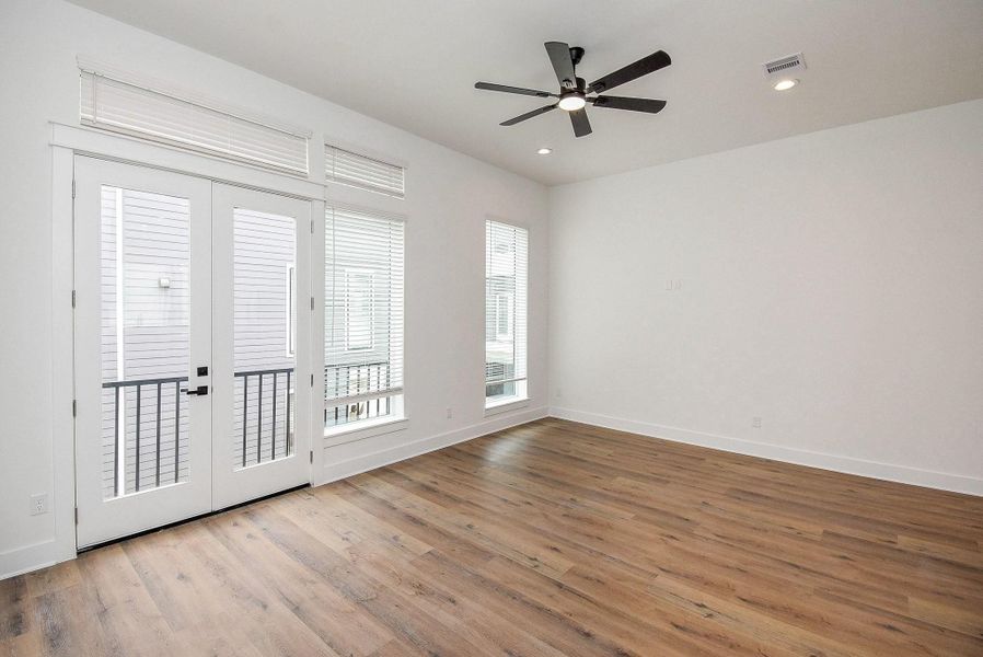 Spacious, unfurnished interior of a new home in , Houston (Image 24).