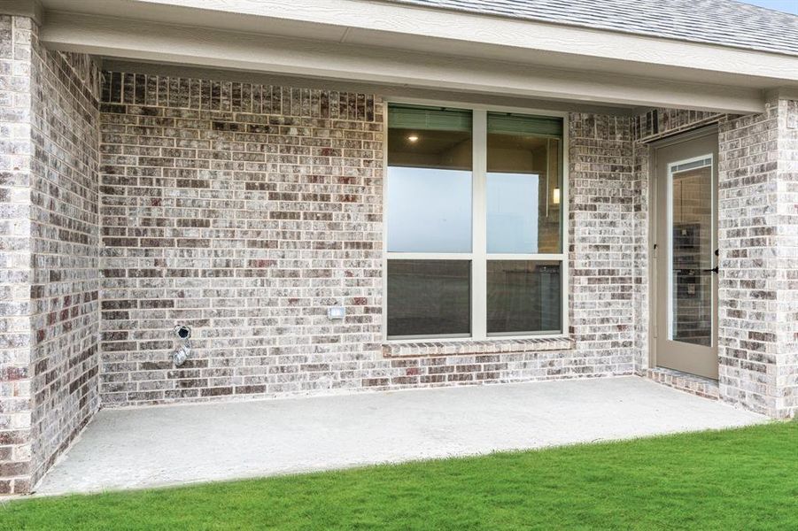 Exterior details and patio area of a home in Glenbrook, Red Oak (Image 25).