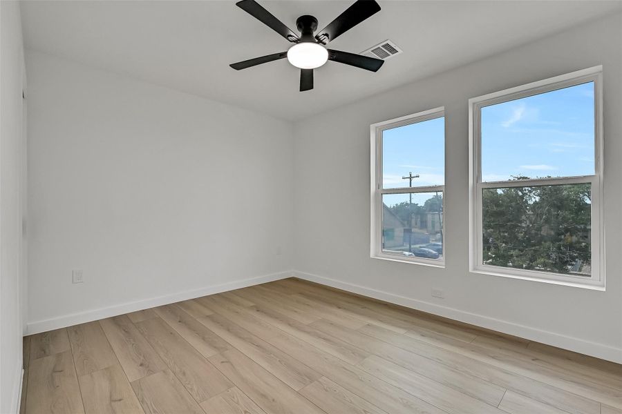 Spacious, unfurnished interior of a new home in , Galveston (Image 12).
