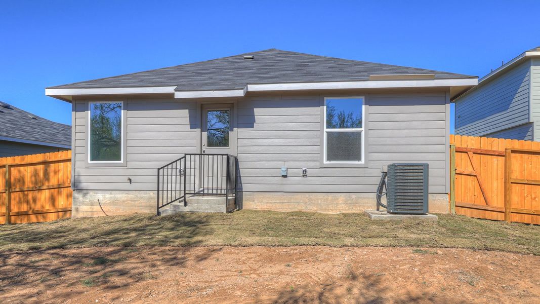 Exterior details and patio area of a home in Ladera, Luling (Image 3).