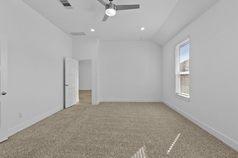 Spacious, unfurnished interior of a new home in Silverthorne, Conroe (Image 14). Spacious, unfurnished interior of a new home in Silverthorne, Conroe (Image 14).
