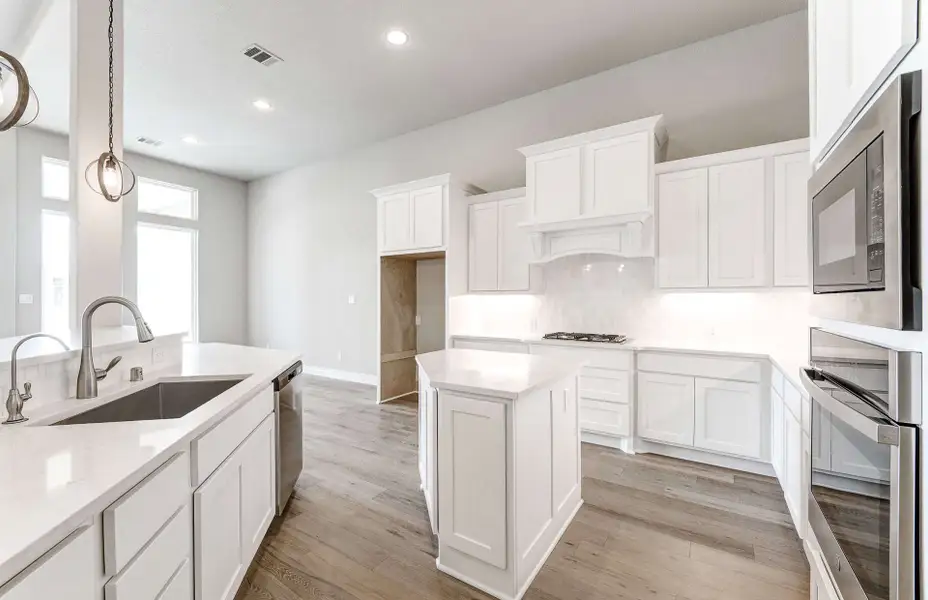Representative furnished interior of a home built from the 2909 by Ravenna Homes in The Woodlands Hills 65′, Willis (Image 9). Representative furnished interior of a home built from the 2909 by Ravenna Homes in The Woodlands Hills 65′, Willis (Image 9).