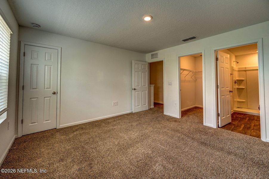Spacious, unfurnished interior of a new home in , Middleburg (Image 13).