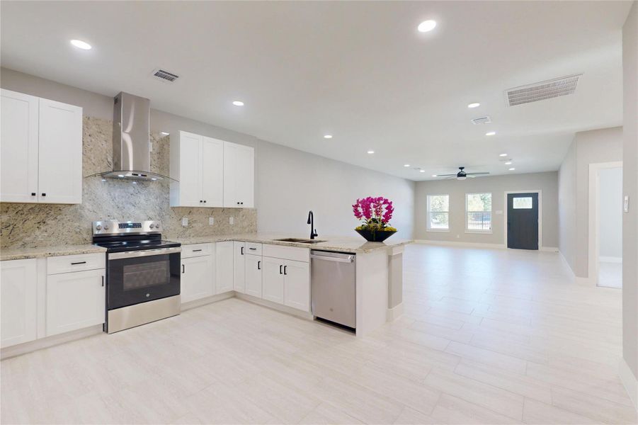 Modern kitchen with granite & stainless steel appliances Modern kitchen with granite & stainless steel appliances