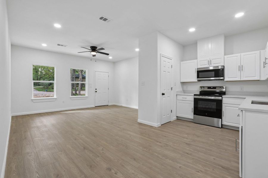 Spacious, unfurnished interior of a new home in , Bastrop (Image 34).
