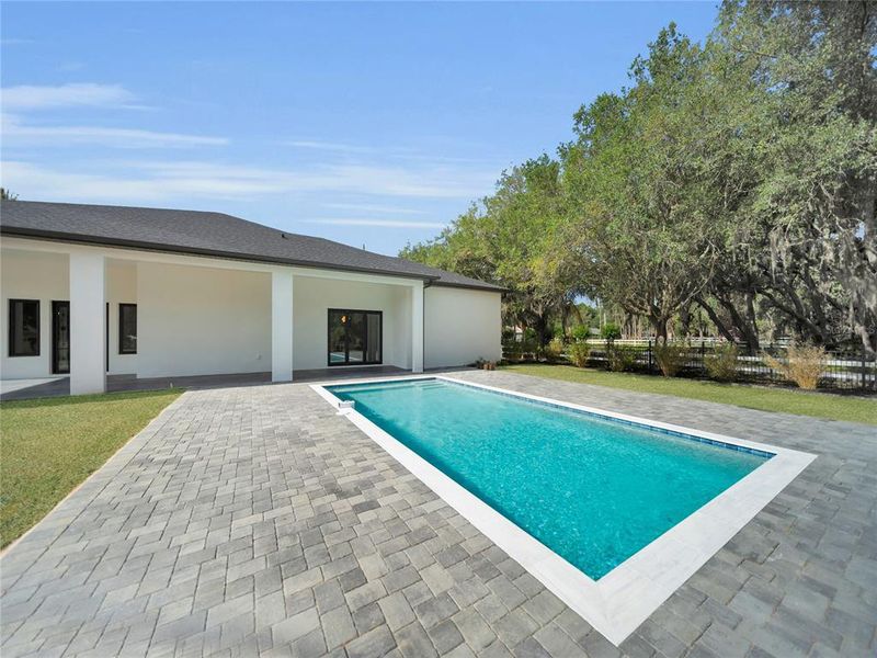Exterior details and patio area of a home in , Clermont (Image 4).