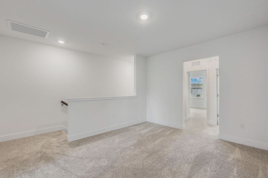 Spacious, unfurnished interior of a new home in Magnolia Reserve, Ocoee (Image 9).