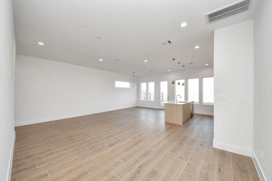 Spacious, unfurnished interior of a new home in Piccolina, Houston (Image 30).