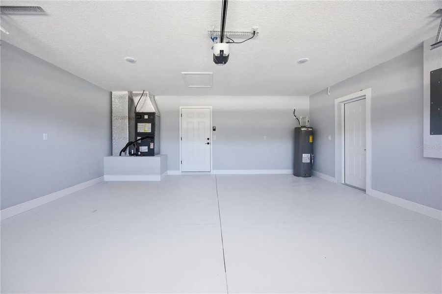 Spacious, unfurnished interior of a new home in , Ocala (Image 31).