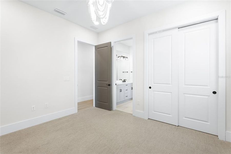 Spacious, unfurnished interior of a new home in , Sarasota (Image 21).
