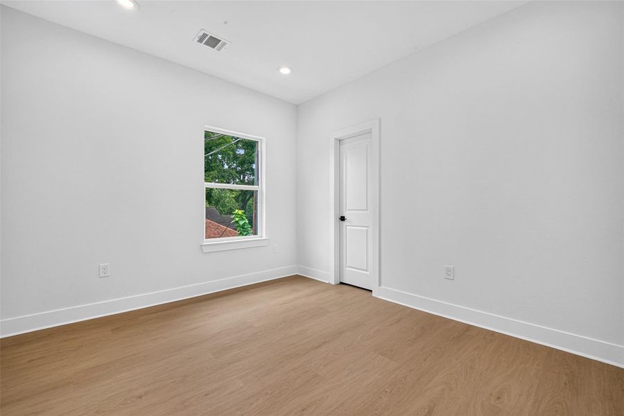 Second Guest Room -Walking Closet Second Guest Room -Walking Closet