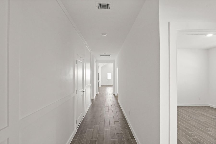 Welcoming foyer (*Photo not of actual home and used for illustration purposes only.)