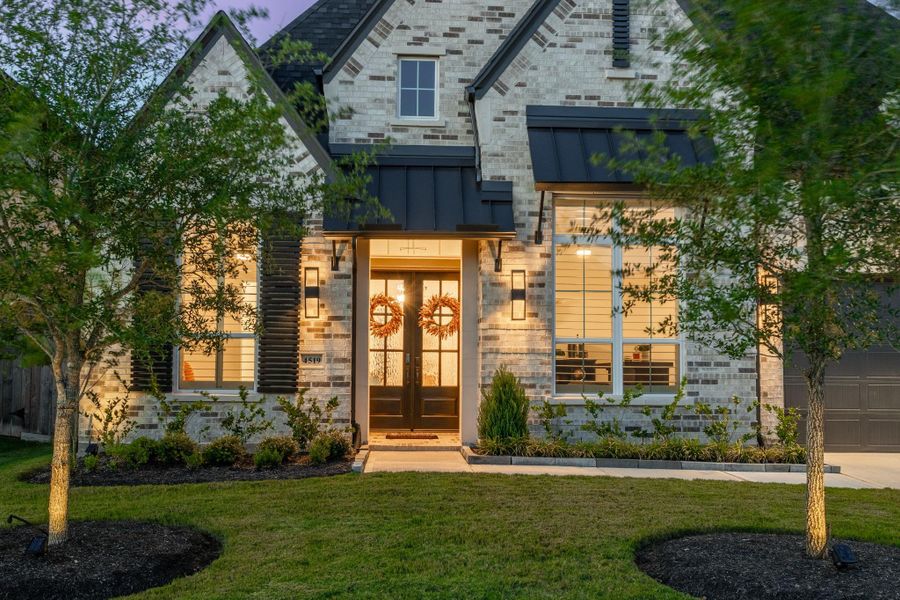 Exterior details and patio area of a home in Cross Creek West, Fulshear (Image 3).