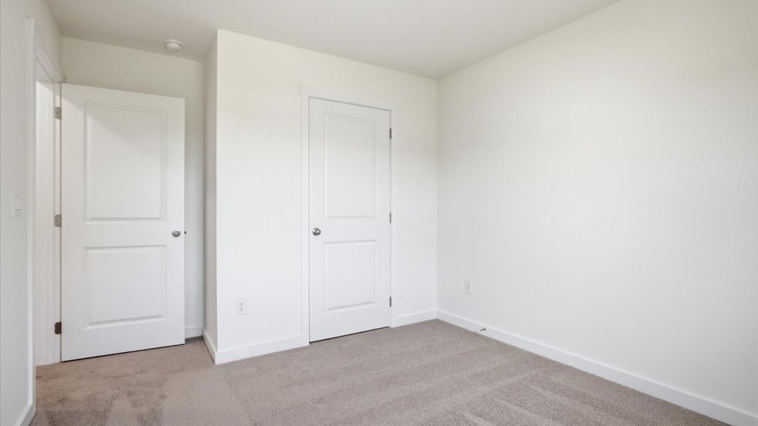 Spacious, unfurnished interior of a new home in Oak Hill, Vonore (Image 34).