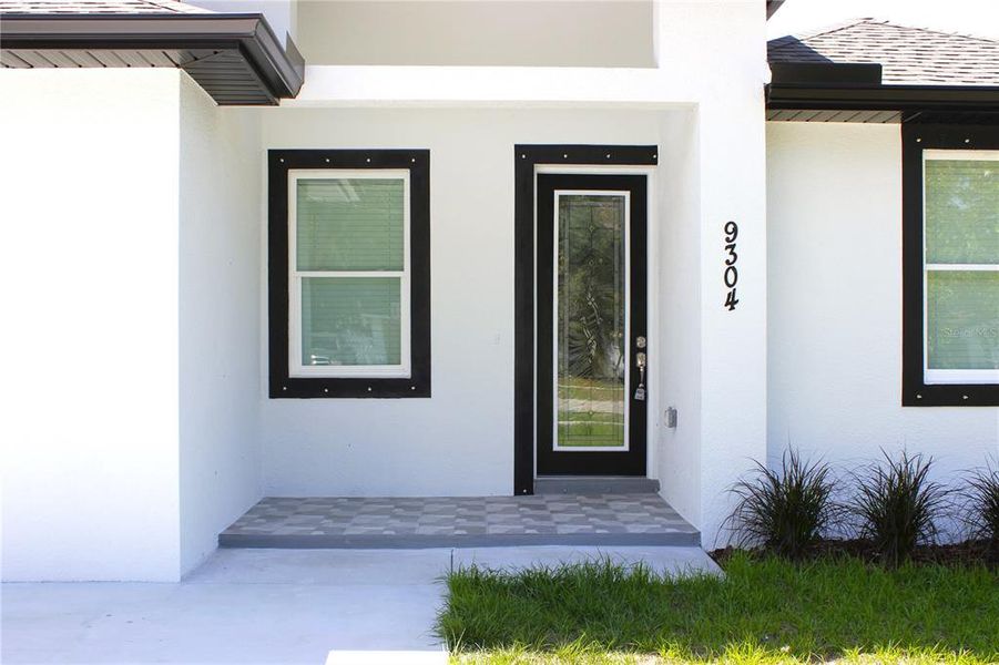 Exterior details and patio area of a home in , Tampa (Image 4).