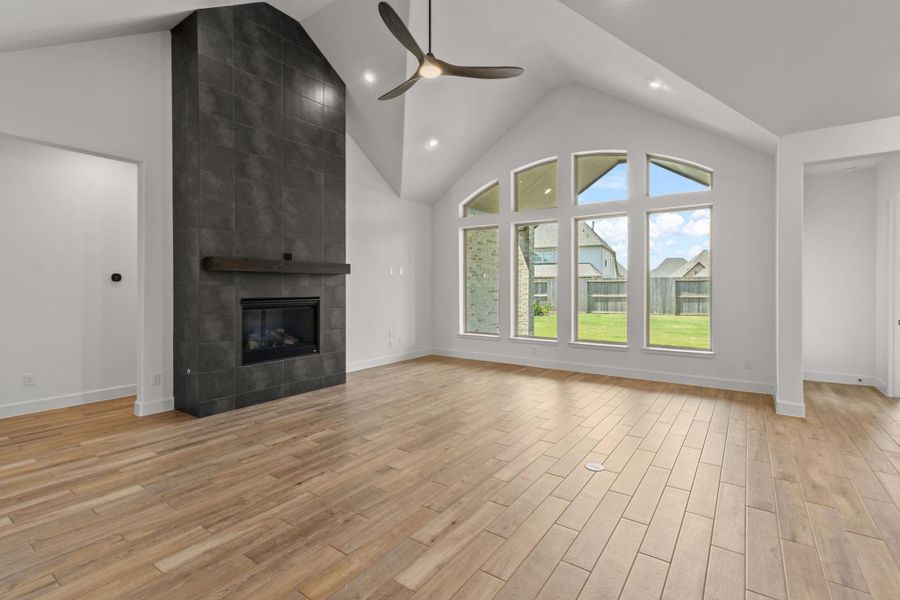 Spacious, unfurnished interior of a new home in Riceland 70', Mont Belvieu (Image 31).