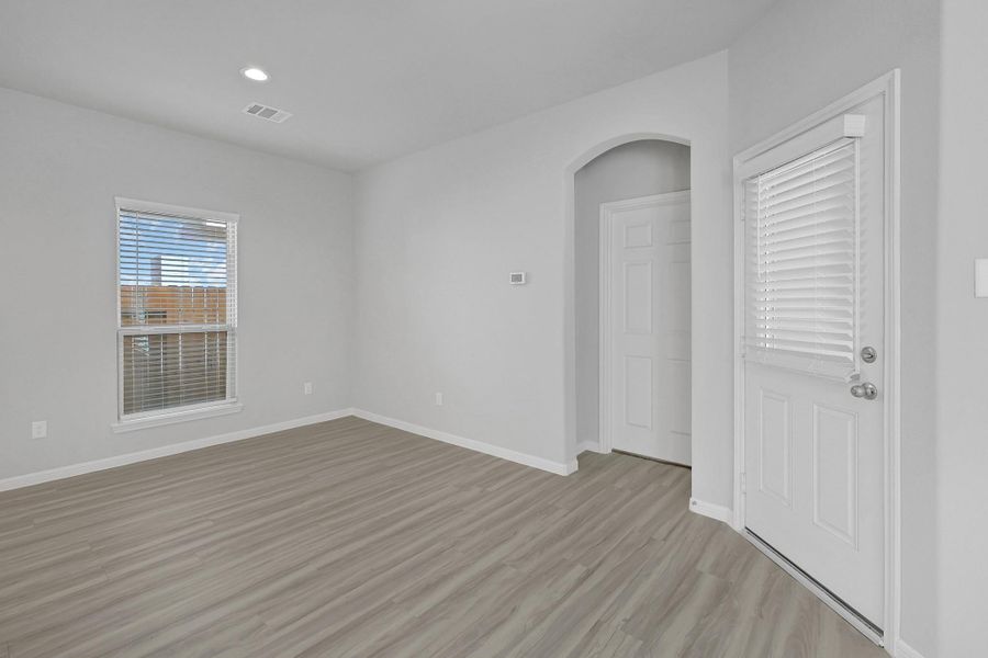 Spacious, unfurnished interior of a new home in Woodland Lakes, Huffman (Image 13).
