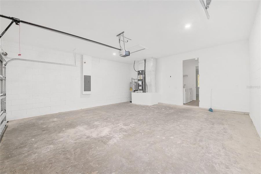 Spacious, unfurnished interior of a new home in , Ocala (Image 21).