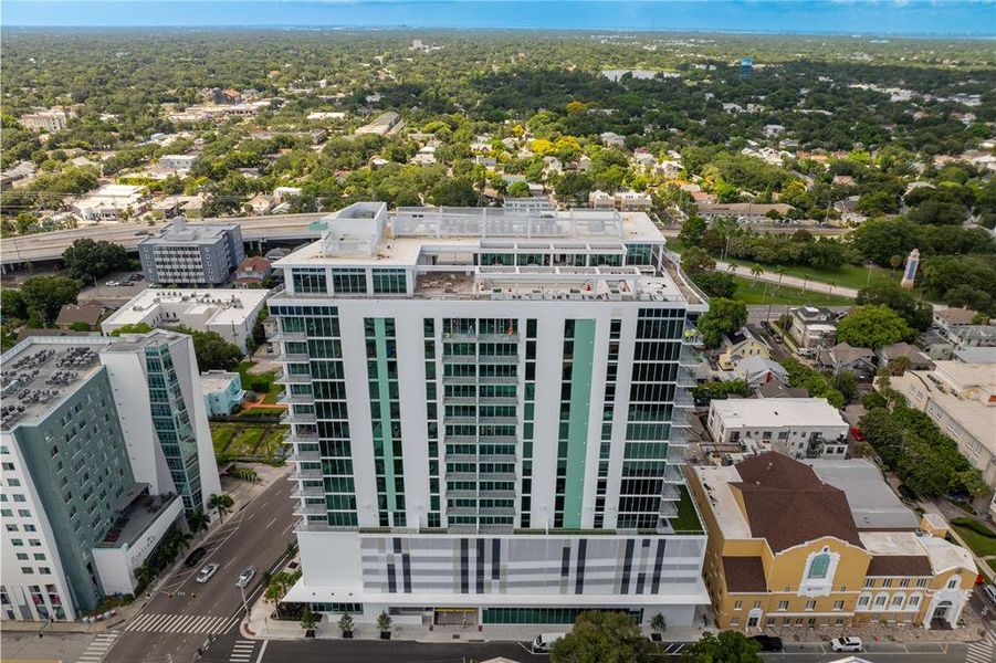 Condo located in St. Petersburg, FL showcasing its design and architecture (Image 43).