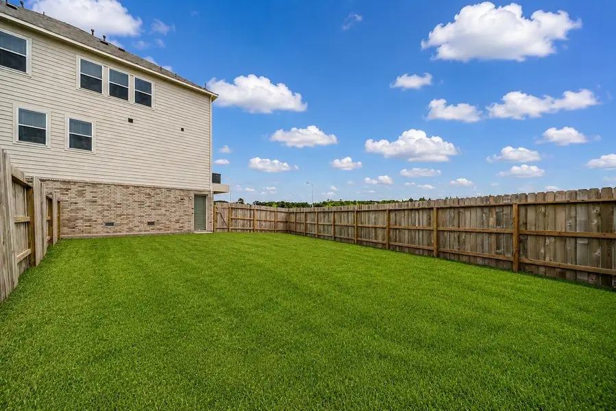 Spacious fenced backyard! Spacious fenced backyard!