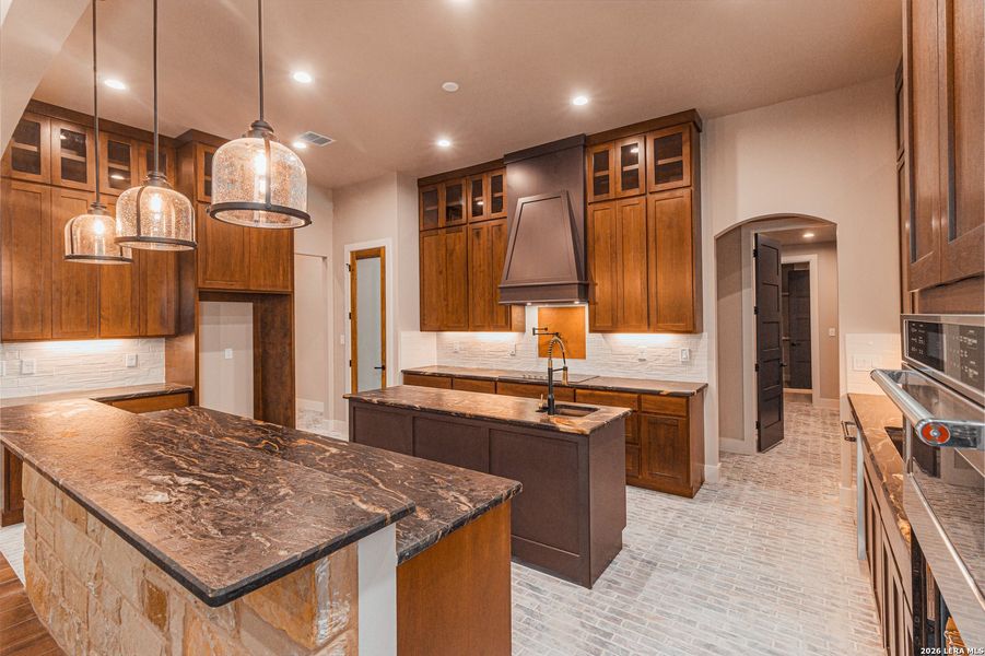 Furnished interior view inside a new home in , La Vernia (Image 10).