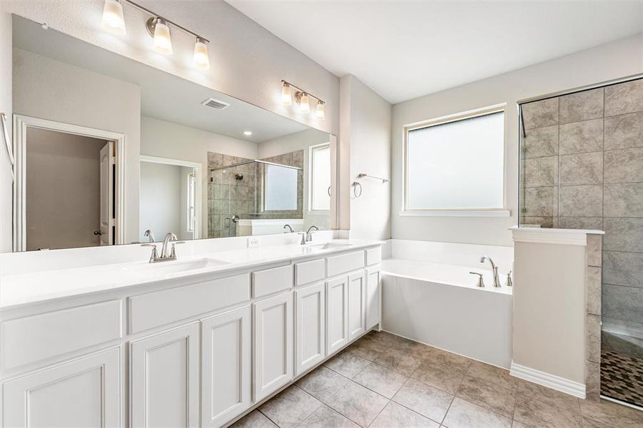 Furnished interior view inside a new home in Waterford Park, Weatherford (Image 10).