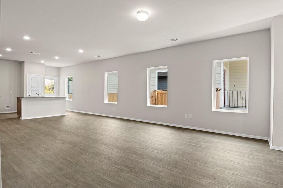 Spacious, unfurnished interior of a new home in Cloverleaf, Austin (Image 28).