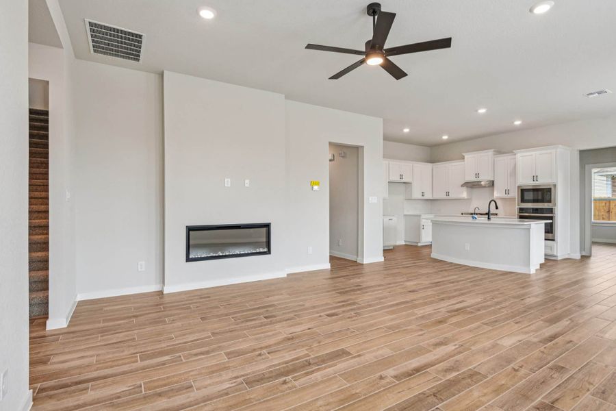 Spacious, unfurnished interior of a new home in Meyer Ranch, New Braunfels (Image 25).