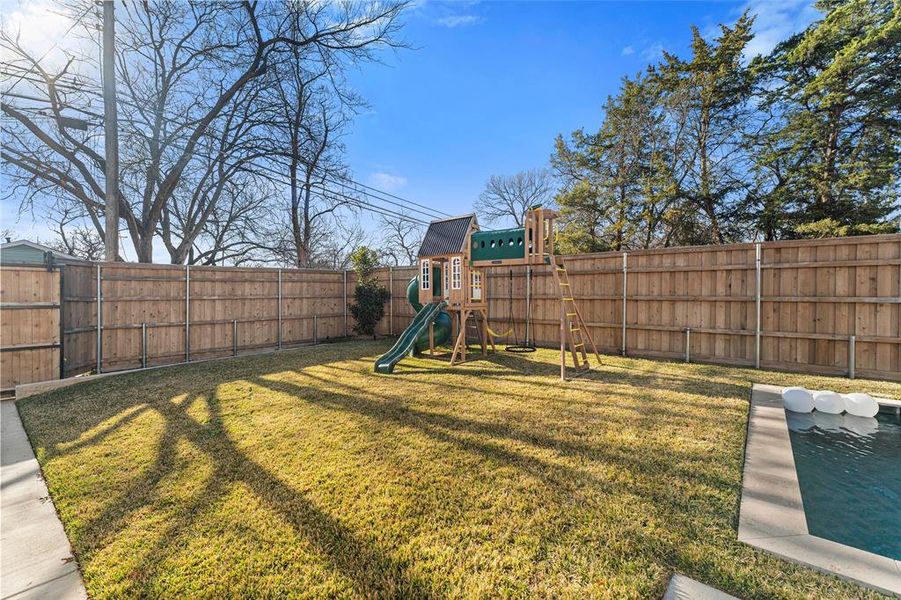 Exterior details and patio area of a home in , Dallas (Image 4).
