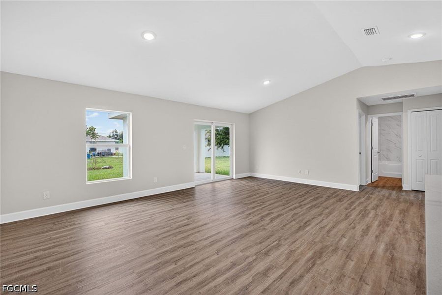 Spacious, unfurnished interior of a new home in Cape Coral, Cape Coral (Image 14).