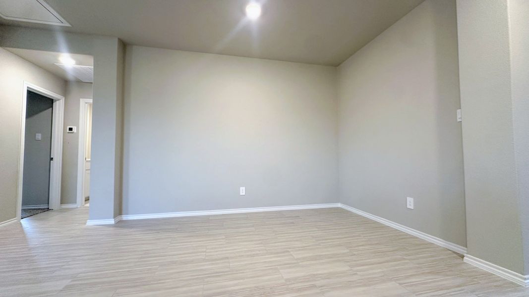Spacious, unfurnished interior of a new home in Sunnycreek, Fort Worth (Image 8).